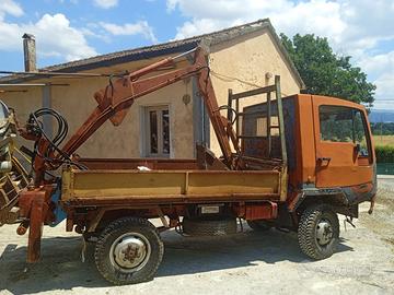 Omai 4x4 con escavatore