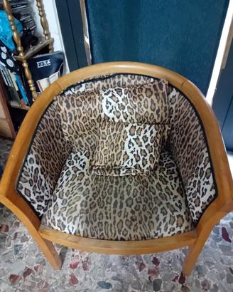 poltroncina a pozzetto maculata con cuscini