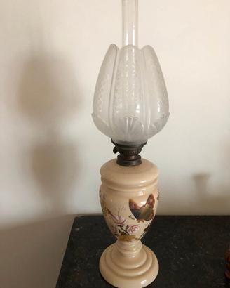 Lume antico in vetro opaline