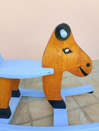 Cavallino a dondolo in legno per bambini.