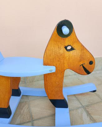 Cavallino a dondolo in legno per bambini.