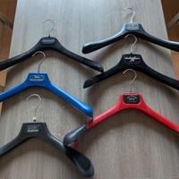 6 grucce appendiabiti firmati Versace sport Misson