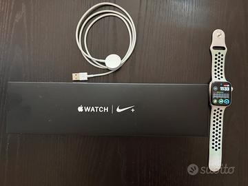 Apple Watch Serie 4 44mm + accessori Apple