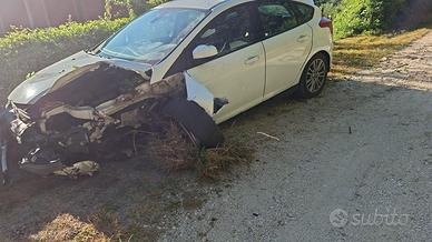 Ford Focus incidentata 