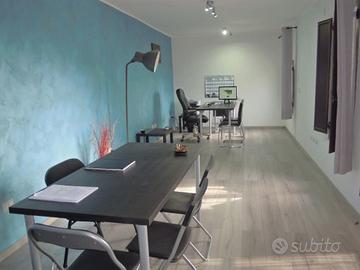 DUE TAVOLI PIÙ VETRINETTA DUE ANTE PIÙ 2  TAVOLINI