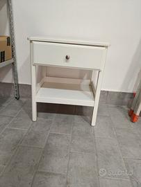 comodino bianco con cassetto 