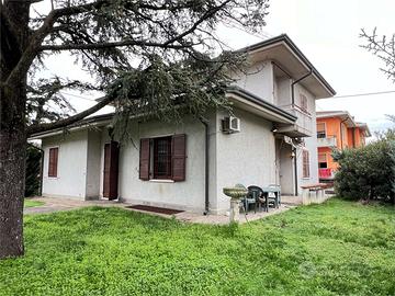 PRESTIGIOSA VILLA SINGOLA CON AMPIO GIARDINO PRIVA
