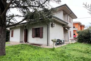 PRESTIGIOSA VILLA SINGOLA CON AMPIO GIARDINO PRIVA