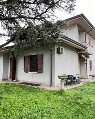 PRESTIGIOSA VILLA SINGOLA CON AMPIO GIARDINO PRIVA
