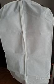 2 Porta abiti, nuovi, uno blu e uno bianco.