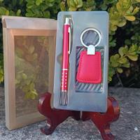 Set penna con portachiavi in pelle rossa 