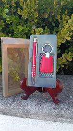 Set penna con portachiavi in pelle rossa 