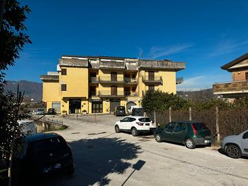 Locale deposito ben collegato all' uscita av-est