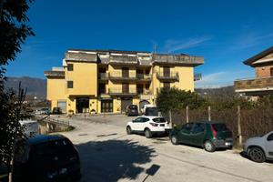 Locale deposito ben collegato all' uscita av-est