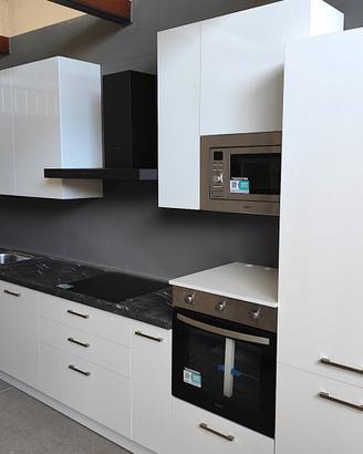 Cucina bianca c/ tutti gli elettrodomestici, NUOVA