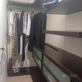 Cabina armadio, letto matrimoniale e comodini