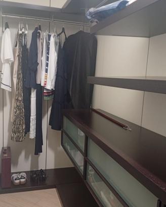 Cabina armadio, letto matrimoniale e comodini