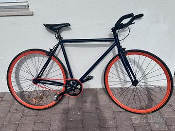 Bicicletta tipo fixed
