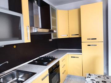 Cucina ad angolo in buone condizioni