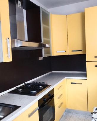 Cucina ad angolo in buone condizioni
