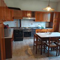 Cucina vintage in legno con tavolo