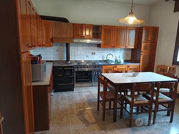 Cucina vintage in legno con tavolo