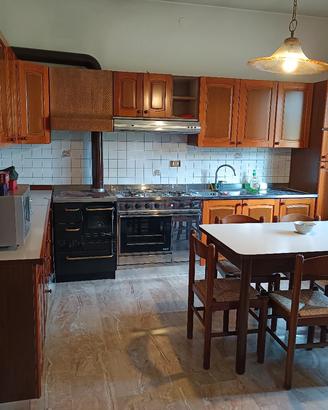 Cucina vintage in legno con tavolo