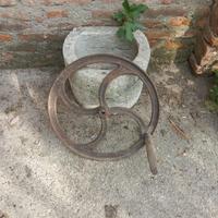 Ruota in ferro d'epoca con manico in legno