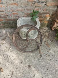 Ruota in ferro d'epoca con manico in legno