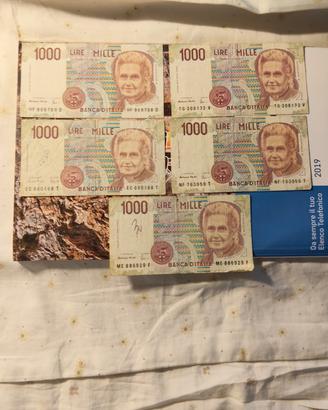 Cinque banconote da mille lire.