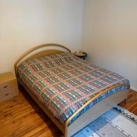 Camera con armadio e letto matrimoniale