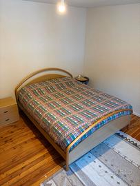 Camera con armadio e letto matrimoniale