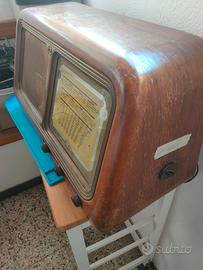 Radio Antica CGE con materiale elettronica.