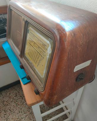 Radio Antica CGE con materiale elettronica.