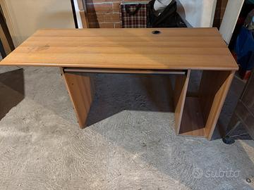 Scrivania in legno con passacavi