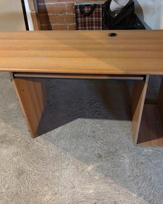 Scrivania in legno con passacavi
