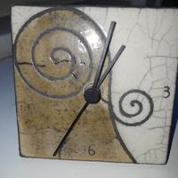 Orologio da tavolo in ceramica dipinta a mano