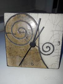 Orologio da tavolo in ceramica dipinta a mano