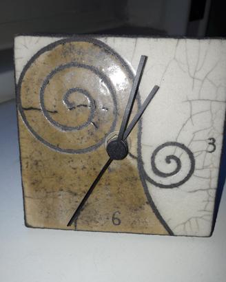 Orologio da tavolo in ceramica dipinta a mano