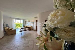 Appartamento di 240 m² con più di 5 locali e box a