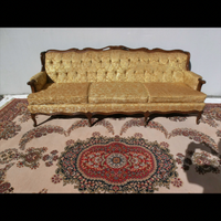 Divano - scrivania in legno - tappeto