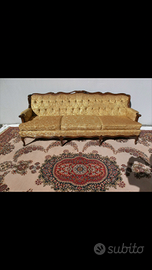 Divano - scrivania in legno - tappeto