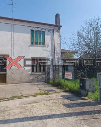 PORTO VIRO: Casa accostata da ristrutturare