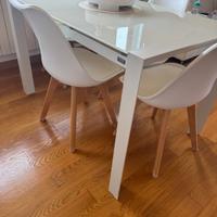 Sedie nordiche bianche con seduta imbottita