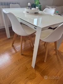 Sedie nordiche bianche con seduta imbottita