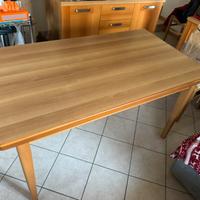 Tavolo in legno allungabile + 4 sedie