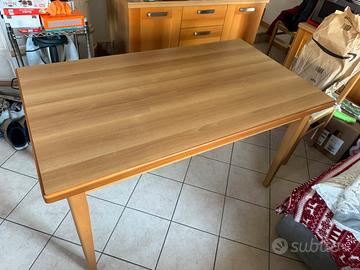 Tavolo in legno allungabile + 4 sedie