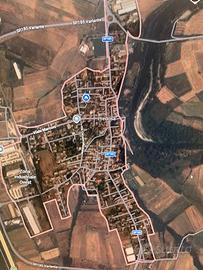 Casa indipendente su 2 lati con cortile