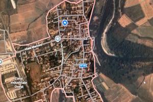 Casa indipendente su 2 lati con cortile