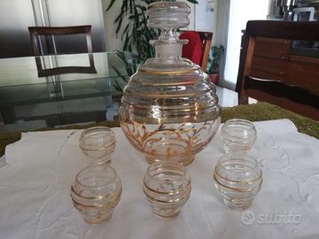 Bottiglia vintage da liquore con 5 bicchierini